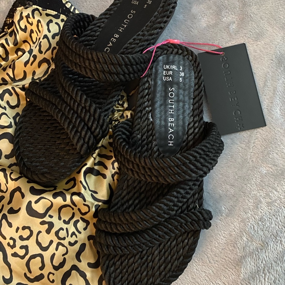 South Beach Rope slides. Super comfy. Black Sz 5, fits size 5 or 6